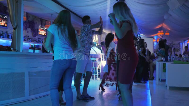 Επιχείρηση του κόμματος χορού φίλων τη νύχτα, της ομάδας χορεύοντας ανθρώπων κοντά στο μετρητή φραγμών στο γεγονός βραδιού, των α απόθεμα βίντεο Επιχείρηση του κόμματος χορού φίλων τη νύχτα, της ομάδας χορεύοντας ανθρώπων κοντά στο μετρητή φραγμών στο γεγονός βραδιού, των α απόθεμα βίντεο