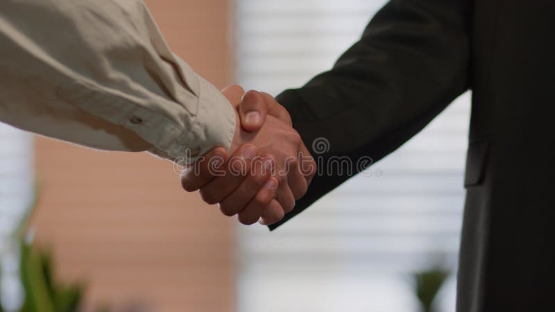 Επιχειρήσεις χειρίζονται χειραψία στο γραφείο κλείνουν δύο επιχειρηματίες που κάνουν χειραψία σε εσωτερικούς χώρους, συμφωνία επιτ στοκ εικόνες με δικαίωμα ελεύθερης χρήσης