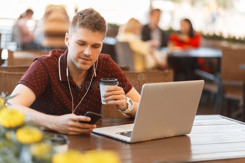 Επιχειρηματίας blogger που εργάζεται στο lap-top στο θερινό καφέ στοκ φωτογραφία Επιχειρηματίας blogger που εργάζεται στο lap-top στο θερινό καφέ στοκ φωτογραφία
