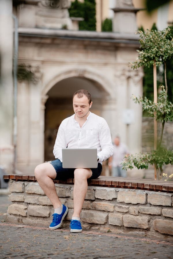 Επιχειρηματίας freelancer που εργάζεται στον υπολογιστή του στοκ εικόνες με δικαίωμα ελεύθερης χρήσης Επιχειρηματίας freelancer που εργάζεται στον υπολογιστή του στοκ εικόνες με δικαίωμα ελεύθερης χρήσης