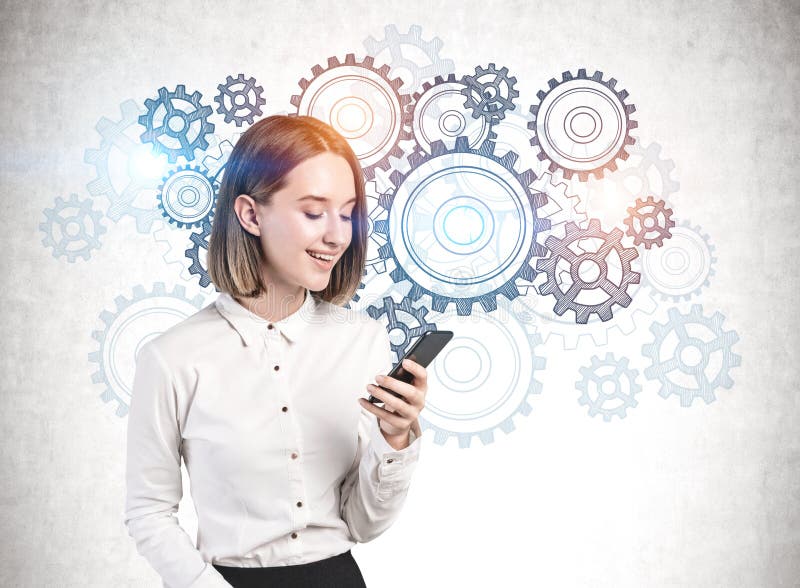 Επιχειρηματίας με smartphone, γρανάζια και γρανάζια στοκ φωτογραφία με δικαίωμα ελεύθερης χρήσης