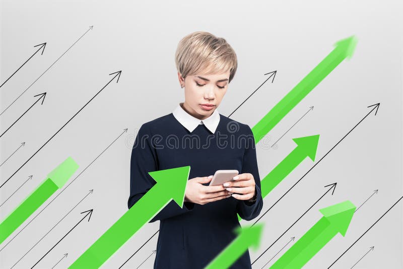 Επιχειρηματίας με smartphone, ιδέα ανάπτυξης στοκ εικόνες με δικαίωμα ελεύθερης χρήσης