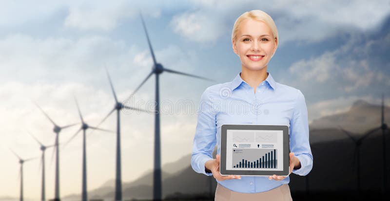 επιχειρηματίας με ενεργειακά διαγράμματα στον υπολογιστή tablet στοκ φωτογραφία με δικαίωμα ελεύθερης χρήσης