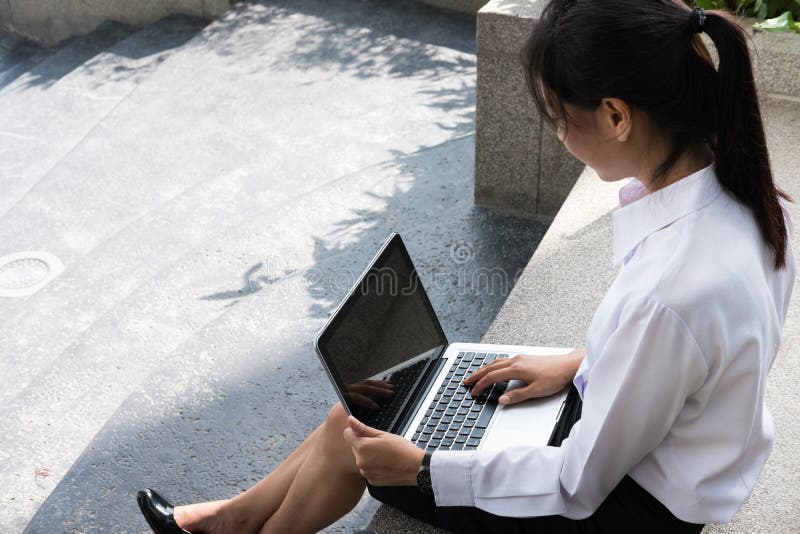 Επιχειρηματίας με τη συνεδρίαση lap-top έξω από το κτίριο γραφείων Νέος στοκ φωτογραφίες Επιχειρηματίας με τη συνεδρίαση lap-top έξω από το κτίριο γραφείων Νέος στοκ φωτογραφίες
