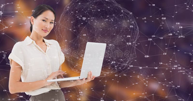 Επιχειρηματίας με την πόλη νύχτας lap-top με τους συνδετήρες στοκ φωτογραφία με δικαίωμα ελεύθερης χρήσης