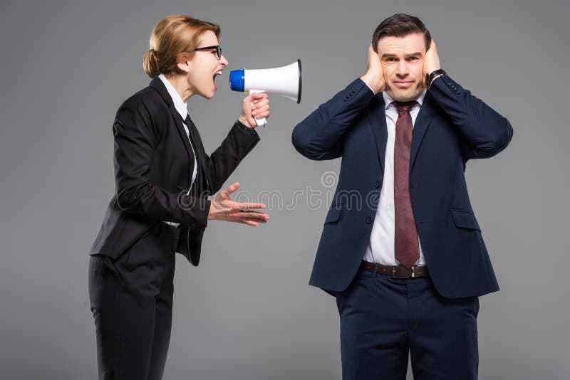 επιχειρηματίας με το bullhorn που κραυγάζει στον επιχειρηματίαη στοκ εικόνες