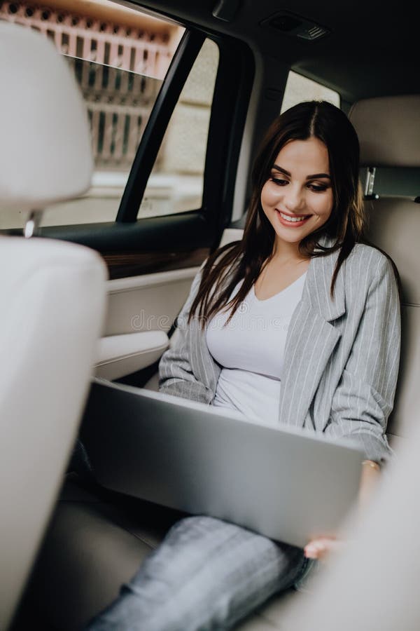 Επιχειρηματίας με το lap-top στο backseat ενός αυτοκινήτου Θηλυκός επιχειρηματίας που εργάζεται κατά τη διάρκεια του ταξιδιού στο στοκ φωτογραφία με δικαίωμα ελεύθερης χρήσης Επιχειρηματίας με το lap-top στο backseat ενός αυτοκινήτου Θηλυκός επιχειρηματίας που εργάζεται κατά τη διάρκεια του ταξιδιού στο στοκ φωτογραφία με δικαίωμα ελεύθερης χρήσης