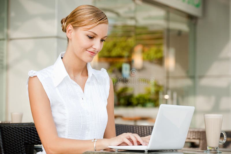 Επιχειρηματίας με τον καφέ & το lap-top στοκ φωτογραφία με δικαίωμα ελεύθερης χρήσης Επιχειρηματίας με τον καφέ & το lap-top στοκ φωτογραφία με δικαίωμα ελεύθερης χρήσης
