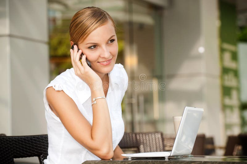 Επιχειρηματίας με τον καφέ & το lap-top στοκ εικόνες με δικαίωμα ελεύθερης χρήσης Επιχειρηματίας με τον καφέ & το lap-top στοκ εικόνες με δικαίωμα ελεύθερης χρήσης