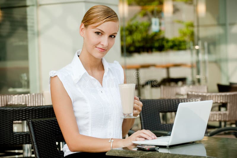 Επιχειρηματίας με τον καφέ & το lap-top στοκ εικόνα με δικαίωμα ελεύθερης χρήσης Επιχειρηματίας με τον καφέ & το lap-top στοκ εικόνα με δικαίωμα ελεύθερης χρήσης