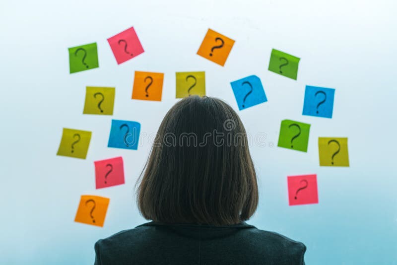 Επιχειρηματίας που αντιμετωπίζει τις ερωτήσεις και τις προκλήσεις στοκ φωτογραφίες