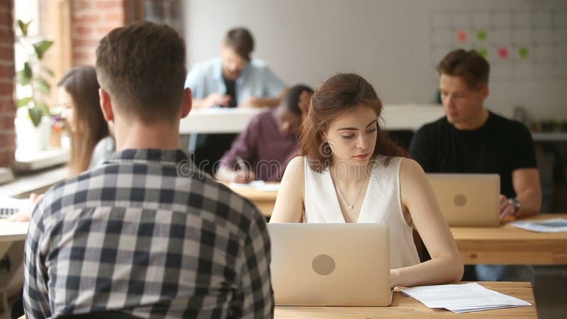Επιχειρηματίας που εργάζεται στο lap-top το διάστημα με το πολυ-εθνικό businesspeople απόθεμα βίντεο Επιχειρηματίας που εργάζεται στο lap-top το διάστημα με το πολυ-εθνικό businesspeople απόθεμα βίντεο