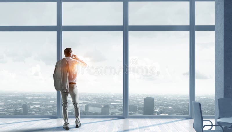 Επιχειρηματίας που κάνει τις κλήσεις Μικτά μέσα στοκ φωτογραφίες Επιχειρηματίας που κάνει τις κλήσεις Μικτά μέσα στοκ φωτογραφίες