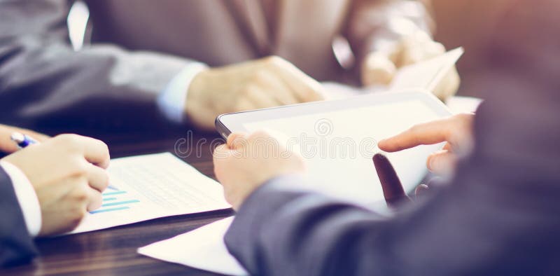 Επιχειρηματίας που κρατά την ψηφιακή ταμπλέτα σε ένα κλίμα της εργαζόμενης επιχειρησιακής ομάδας στοκ εικόνες με δικαίωμα ελεύθερης χρήσης Επιχειρηματίας που κρατά την ψηφιακή ταμπλέτα σε ένα κλίμα της εργαζόμενης επιχειρησιακής ομάδας στοκ εικόνες με δικαίωμα ελεύθερης χρήσης