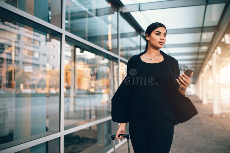 Επιχειρηματίας που περπατά έξω από το σταθμό δημόσιου μέσου μεταφοράς στοκ φωτογραφία με δικαίωμα ελεύθερης χρήσης Επιχειρηματίας που περπατά έξω από το σταθμό δημόσιου μέσου μεταφοράς στοκ φωτογραφία με δικαίωμα ελεύθερης χρήσης