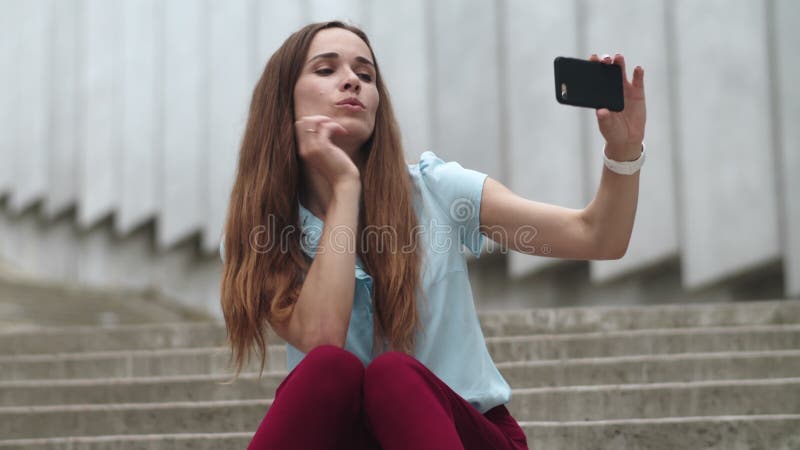 επιχειρηματίας που τραβάει φωτογραφία selfie στο smartphone. γυναίκα σουφρωμένη χείλη έξω