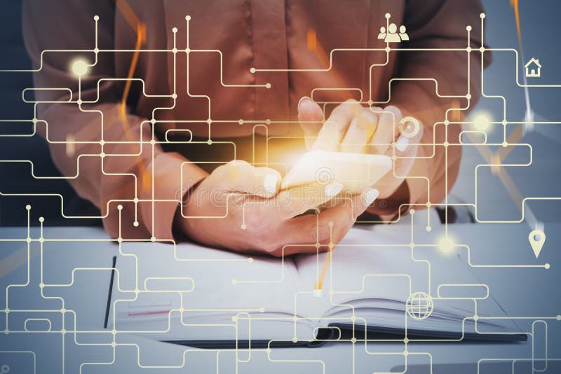 Επιχειρηματίας που χρησιμοποιεί smartphone, GUI και fintech στοκ εικόνες