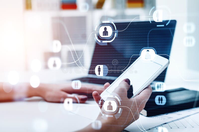 επιχειρηματίας που χρησιμοποιεί smartphone και φορητό υπολογιστή για να ελέγξει το κοινωνικό δίκτυο για να προσλάβει νέο υποψήφιο. στοκ φωτογραφίες