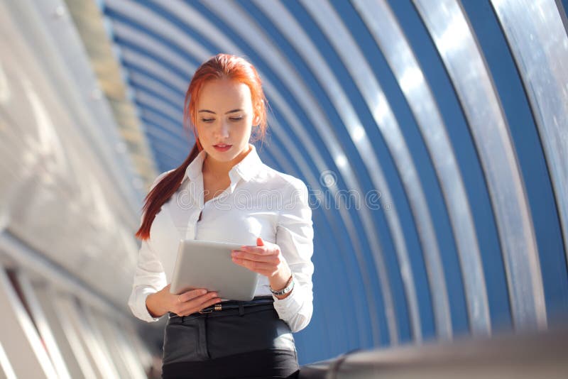 Επιχειρηματίας που χρησιμοποιεί tablet στο γραφείο στοκ εικόνες