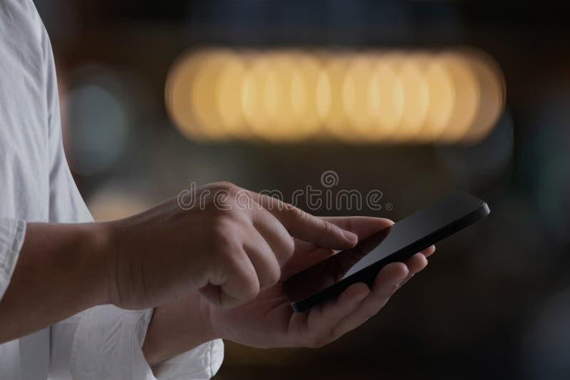 επιχειρηματίας που χρησιμοποιεί ένα κινητό τηλέφωνο που πληκτρολογεί συνομιλία για επικοινωνία με επιχειρηματικές ιδέες που συνδέο στοκ φωτογραφίες με δικαίωμα ελεύθερης χρήσης