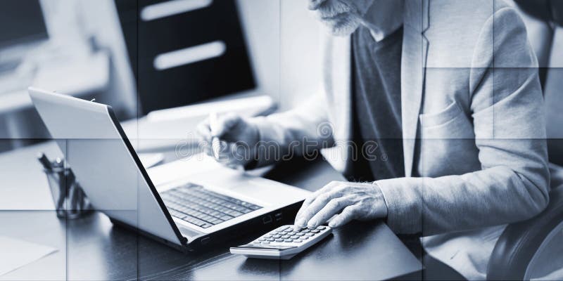 Επιχειρηματίας που χρησιμοποιεί γεωμετρικό μοτίβο υπολογιστή διανυσματική απεικόνιση