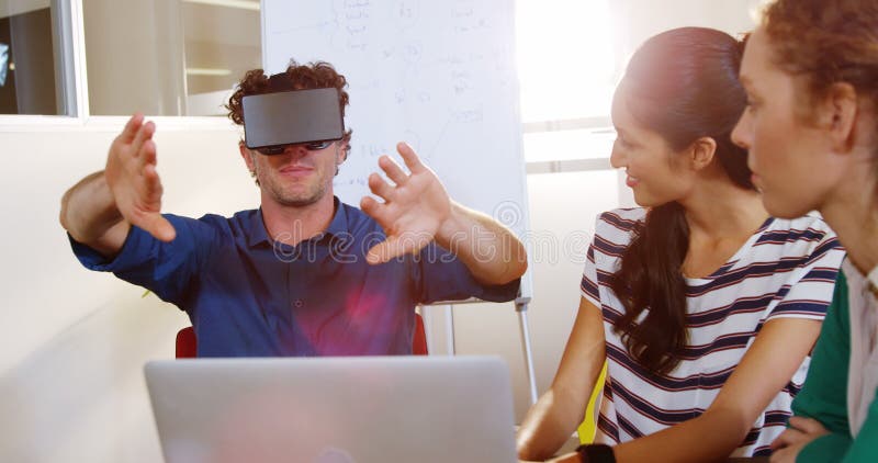 Επιχειρηματίας που χρησιμοποιεί την κάσκα εικονικής πραγματικότητας στη συνεδρίαση