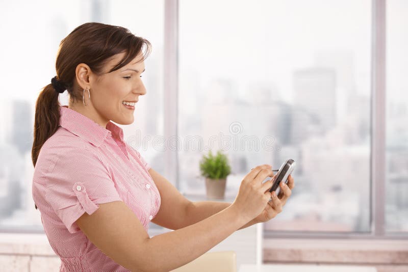 Επιχειρηματίας που χρησιμοποιεί το smartphone στοκ εικόνες