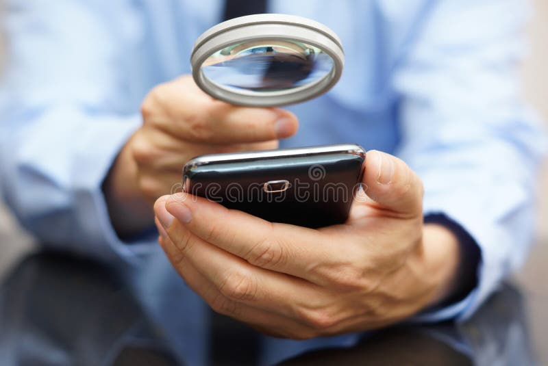 Επιχειρηματίας που χρησιμοποιεί το κινητό έξυπνο τηλέφωνο με την ενίσχυση - γυαλί Pho στοκ εικόνες