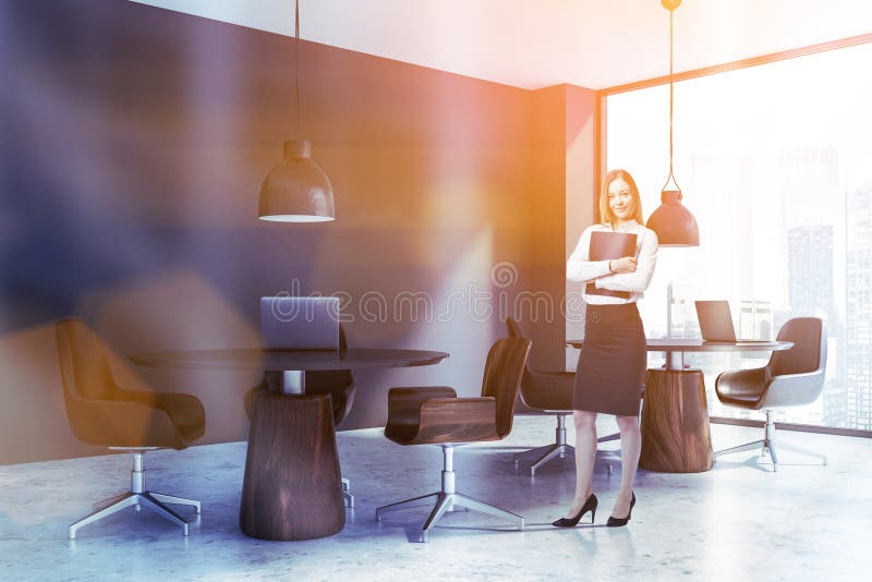Επιχειρηματίας στο γκρίζο coworking γραφείο στοκ εικόνες με δικαίωμα ελεύθερης χρήσης Επιχειρηματίας στο γκρίζο coworking γραφείο στοκ εικόνες με δικαίωμα ελεύθερης χρήσης