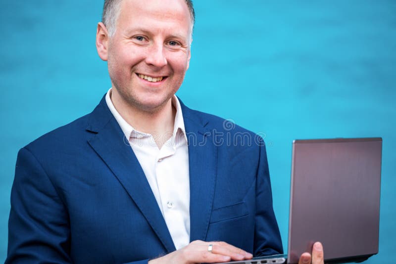 επιχειρηματίας το lap-top του στοκ εικόνα επιχειρηματίας το lap-top του στοκ εικόνα