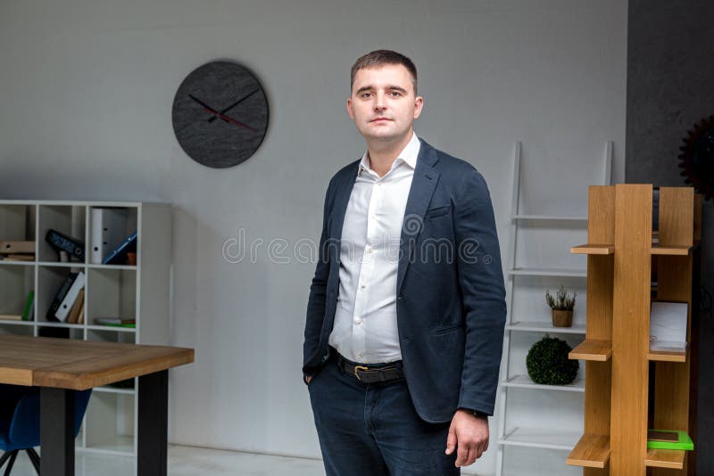 επιχειρηματίας. όμορφος επιχειρηματίας με επίσημο ένδυμα κοιτάζοντας φωτογραφική μηχανή στο γραφείο. υπέρβαρο υπάλληλο γραφείου στ στοκ φωτογραφίες