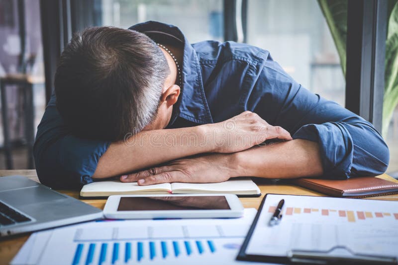 Επιχειρηματίας ύπνου, κουρασμένος ανώτερος ύπνος επιχειρηματιών που έχει τη μακριά εργάσιμη ημέρα καταπονημένη στον πίνακα στο γρ στοκ φωτογραφίες με δικαίωμα ελεύθερης χρήσης Επιχειρηματίας ύπνου, κουρασμένος ανώτερος ύπνος επιχειρηματιών που έχει τη μακριά εργάσιμη ημέρα καταπονημένη στον πίνακα στο γρ στοκ φωτογραφίες με δικαίωμα ελεύθερης χρήσης