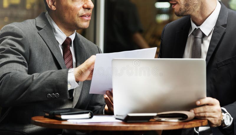 Επιχειρηματίες που απασχολούνται στην έννοια εγγράφου τεχνολογίας στοκ φωτογραφίες με δικαίωμα ελεύθερης χρήσης
