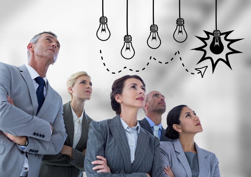 Επιχειρηματίες που εξετάζουν το lightbulb γραφικοί ενάντια στα μουτζουρωμένα γκρίζα σκαλοπάτια στοκ φωτογραφία Επιχειρηματίες που εξετάζουν το lightbulb γραφικοί ενάντια στα μουτζουρωμένα γκρίζα σκαλοπάτια στοκ φωτογραφία