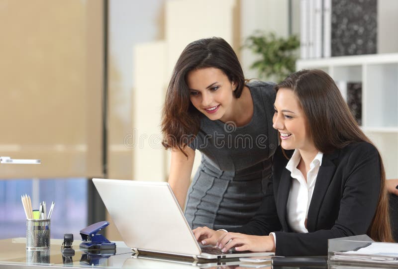 Επιχειρηματίες που με το lap-top στο γραφείο στοκ εικόνες με δικαίωμα ελεύθερης χρήσης Επιχειρηματίες που με το lap-top στο γραφείο στοκ εικόνες με δικαίωμα ελεύθερης χρήσης