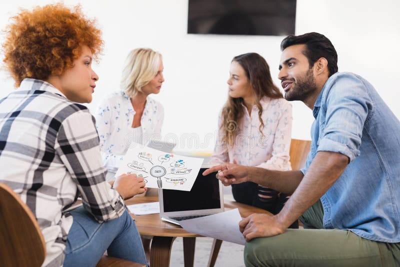 Επιχειρηματίες που συζητούν εργαζόμενοι από κοινού στοκ φωτογραφία με δικαίωμα ελεύθερης χρήσης Επιχειρηματίες που συζητούν εργαζόμενοι από κοινού στοκ φωτογραφία με δικαίωμα ελεύθερης χρήσης