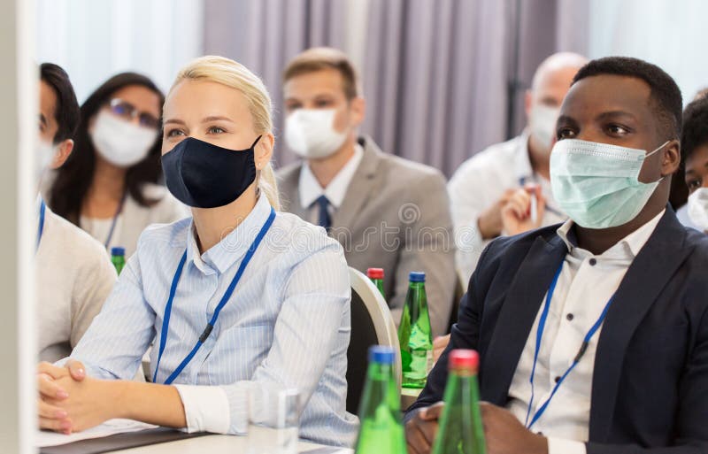 επιχειρηματίες σε μάσκες σε παγκόσμιο συνέδριο στοκ φωτογραφία με δικαίωμα ελεύθερης χρήσης