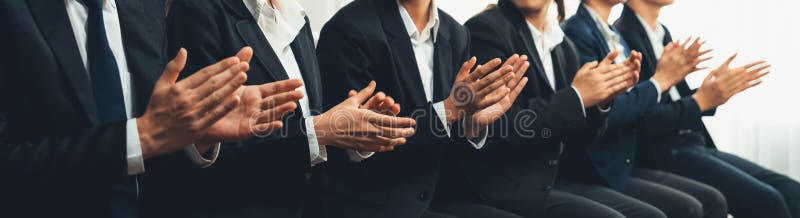 επιχειρηματίες συγκεντρώνονται στη σειρά σε εταιρικό γεγονός για να χειροκροτήσουν. κενό στοκ εικόνες