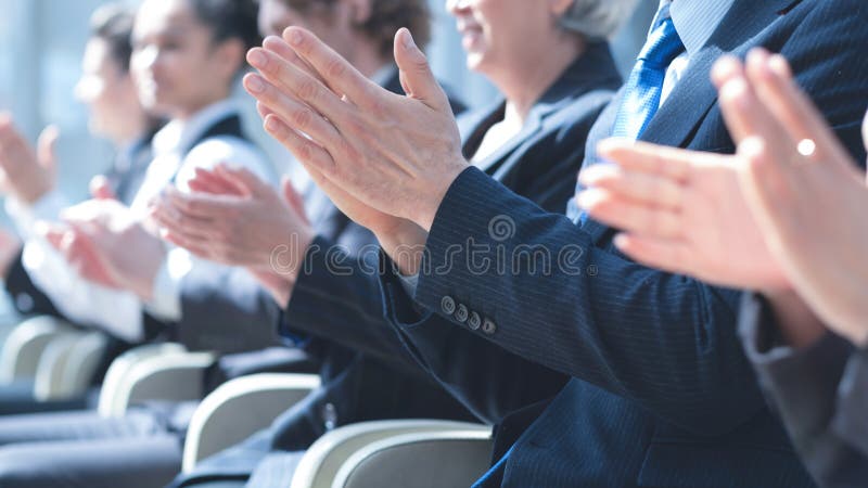 επιχειρηματίες χειροκροτούν κατά τη σύσκεψη στοκ εικόνα με δικαίωμα ελεύθερης χρήσης