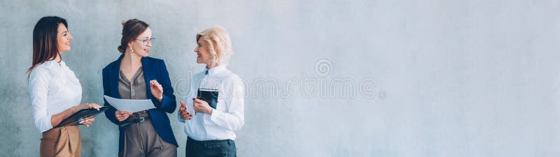 επιχειρηματική δεοντολογία γυναίκες που συζητούν το έργο στοκ φωτογραφίες με δικαίωμα ελεύθερης χρήσης