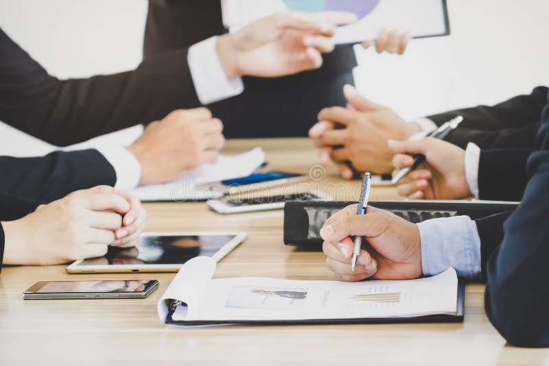 επιχειρηματικότητα νέα επιχειρηματική έναρξη σύσκεψη. κοντινό χέρι ενός νεαρού ασιάτη επιχειρηματία που σημειώνει το σημειωματάριο στοκ εικόνες με δικαίωμα ελεύθερης χρήσης