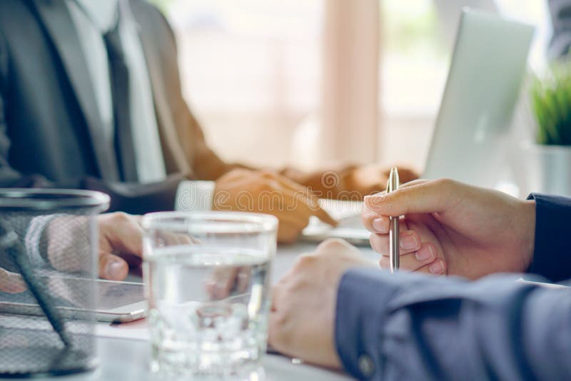 επιχειρηματικότητα νέα επιχειρηματική έναρξη σύσκεψη. κοντινό χέρι ενός νεαρού ασιάτη επιχειρηματία που σημειώνει το σημειωματάριο στοκ εικόνες