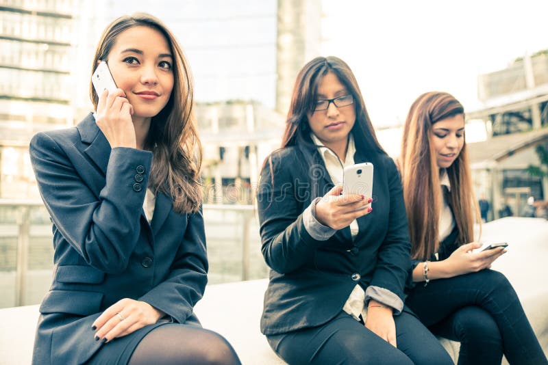 Γυναίκες επιχειρηματίες με κινητά τηλέφωνα στοκ φωτογραφίες