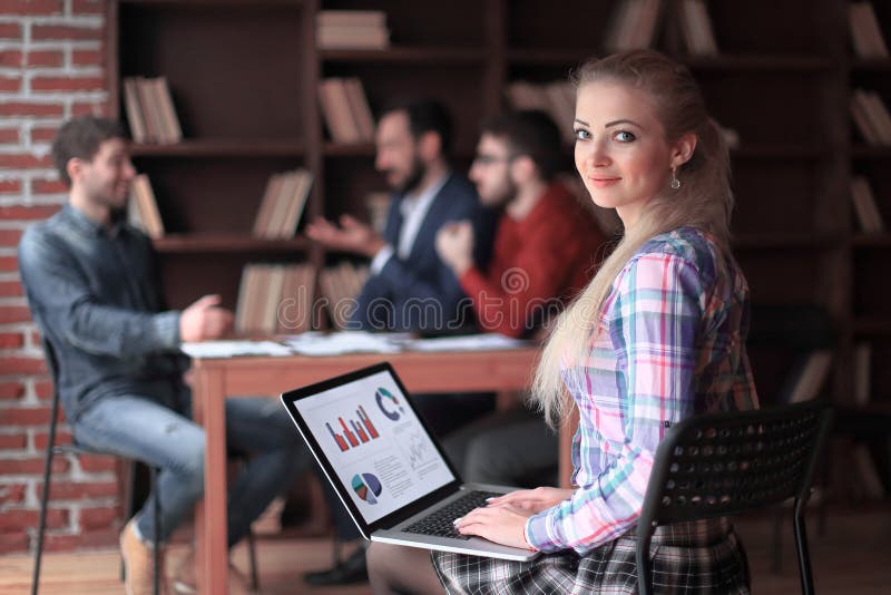 Επιχειρησιακή γυναίκα που εργάζεται με το μάρκετινγκ των διαγραμμάτων στο lap-top φωτογραφία στο θολωμένο υπόβαθρο γραφείων στοκ εικόνα με δικαίωμα ελεύθερης χρήσης Επιχειρησιακή γυναίκα που εργάζεται με το μάρκετινγκ των διαγραμμάτων στο lap-top φωτογραφία στο θολωμένο υπόβαθρο γραφείων στοκ εικόνα με δικαίωμα ελεύθερης χρήσης