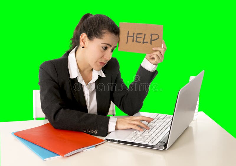 Επιχειρησιακή γυναίκα που εργάζεται στο lap-top της που κρατά ένα σημάδι βοήθειας απομονωμένο στο πράσινο κλειδί χρώματος στοκ εικόνα Επιχειρησιακή γυναίκα που εργάζεται στο lap-top της που κρατά ένα σημάδι βοήθειας απομονωμένο στο πράσινο κλειδί χρώματος στοκ εικόνα