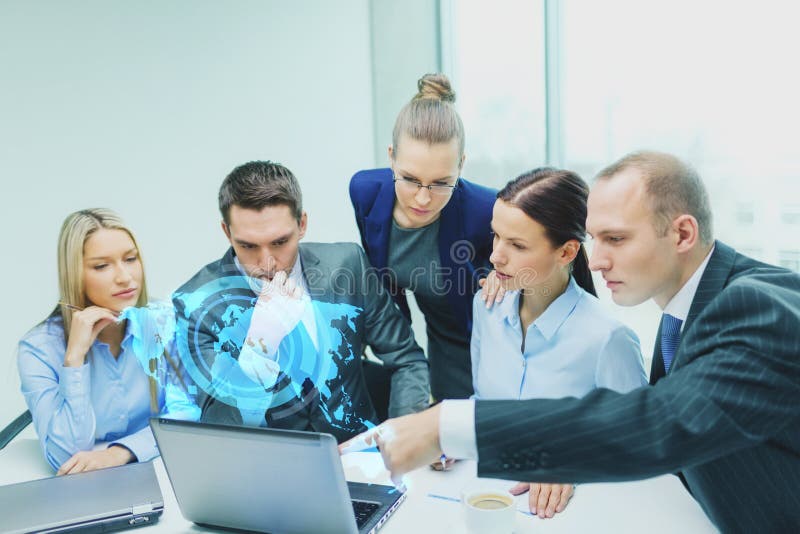 Επιχειρησιακή ομάδα με το lap-top που διοργανώνει τη συζήτηση στοκ φωτογραφίες Επιχειρησιακή ομάδα με το lap-top που διοργανώνει τη συζήτηση στοκ φωτογραφίες
