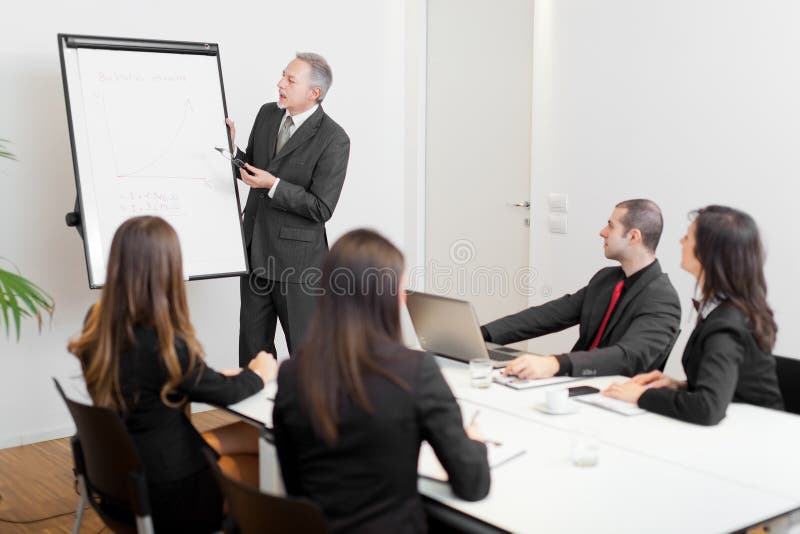 Επιχειρησιακή συνεδρίαση: ομάδα businesspeople στην εργασία στοκ εικόνα με δικαίωμα ελεύθερης χρήσης Επιχειρησιακή συνεδρίαση: ομάδα businesspeople στην εργασία στοκ εικόνα με δικαίωμα ελεύθερης χρήσης