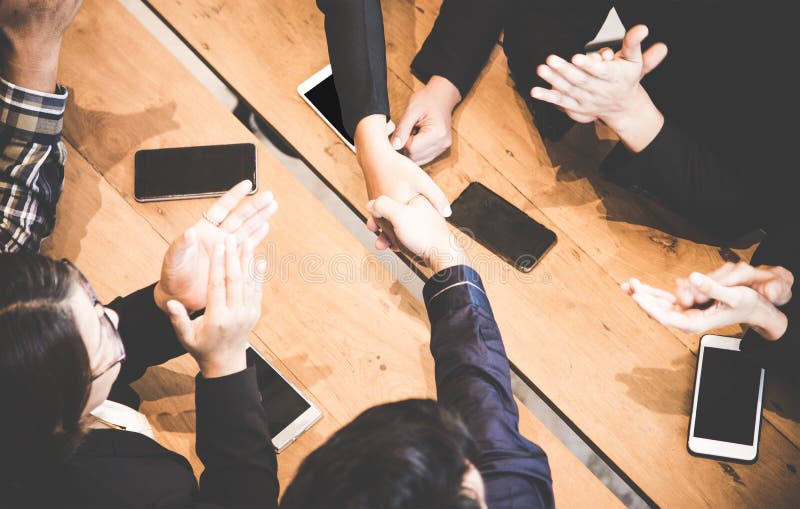 Επιχειρησιακή χειραψία στη συνεδρίαση ή τη διαπραγμάτευση στο γραφείο Οι συνεργάτες ικανοποιούν επειδή σύνδεση και σημάδι τεχνολο στοκ εικόνες Επιχειρησιακή χειραψία στη συνεδρίαση ή τη διαπραγμάτευση στο γραφείο Οι συνεργάτες ικανοποιούν επειδή σύνδεση και σημάδι τεχνολο στοκ εικόνες
