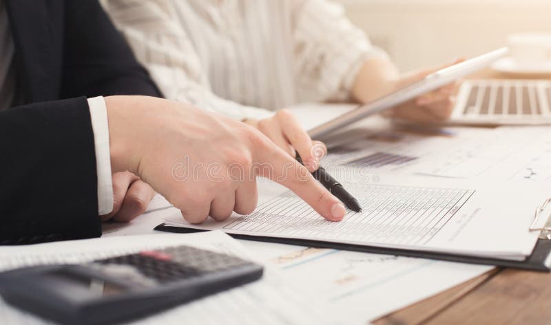 Επιχειρησιακοί συνάδελφοι που ελέγχουν τα έγγραφα και που χρησιμοποιούν τον υπολογιστή στοκ εικόνες Επιχειρησιακοί συνάδελφοι που ελέγχουν τα έγγραφα και που χρησιμοποιούν τον υπολογιστή στοκ εικόνες