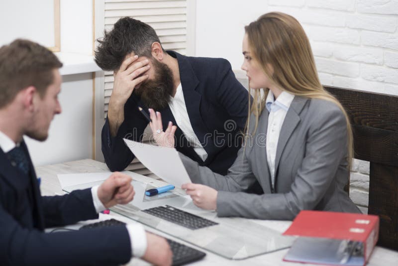 Επιχειρησιακοί συνάδελφοι στη συνεδρίαση, υπόβαθρο γραφείων Έννοια ατμόσφαιρας γραφείων Οι επιχειρησιακές διαπραγματεύσεις, συζητ στοκ φωτογραφία με δικαίωμα ελεύθερης χρήσης Επιχειρησιακοί συνάδελφοι στη συνεδρίαση, υπόβαθρο γραφείων Έννοια ατμόσφαιρας γραφείων Οι επιχειρησιακές διαπραγματεύσεις, συζητ στοκ φωτογραφία με δικαίωμα ελεύθερης χρήσης